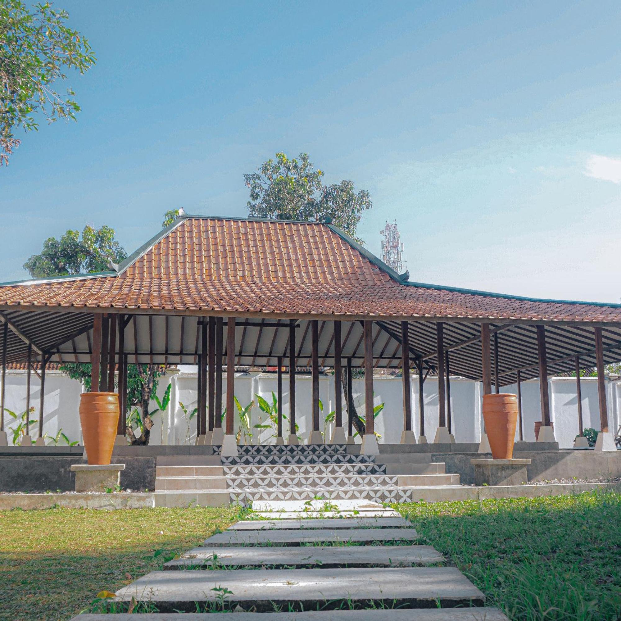 Royal Brongto Hotel Jogjacarta Exterior foto