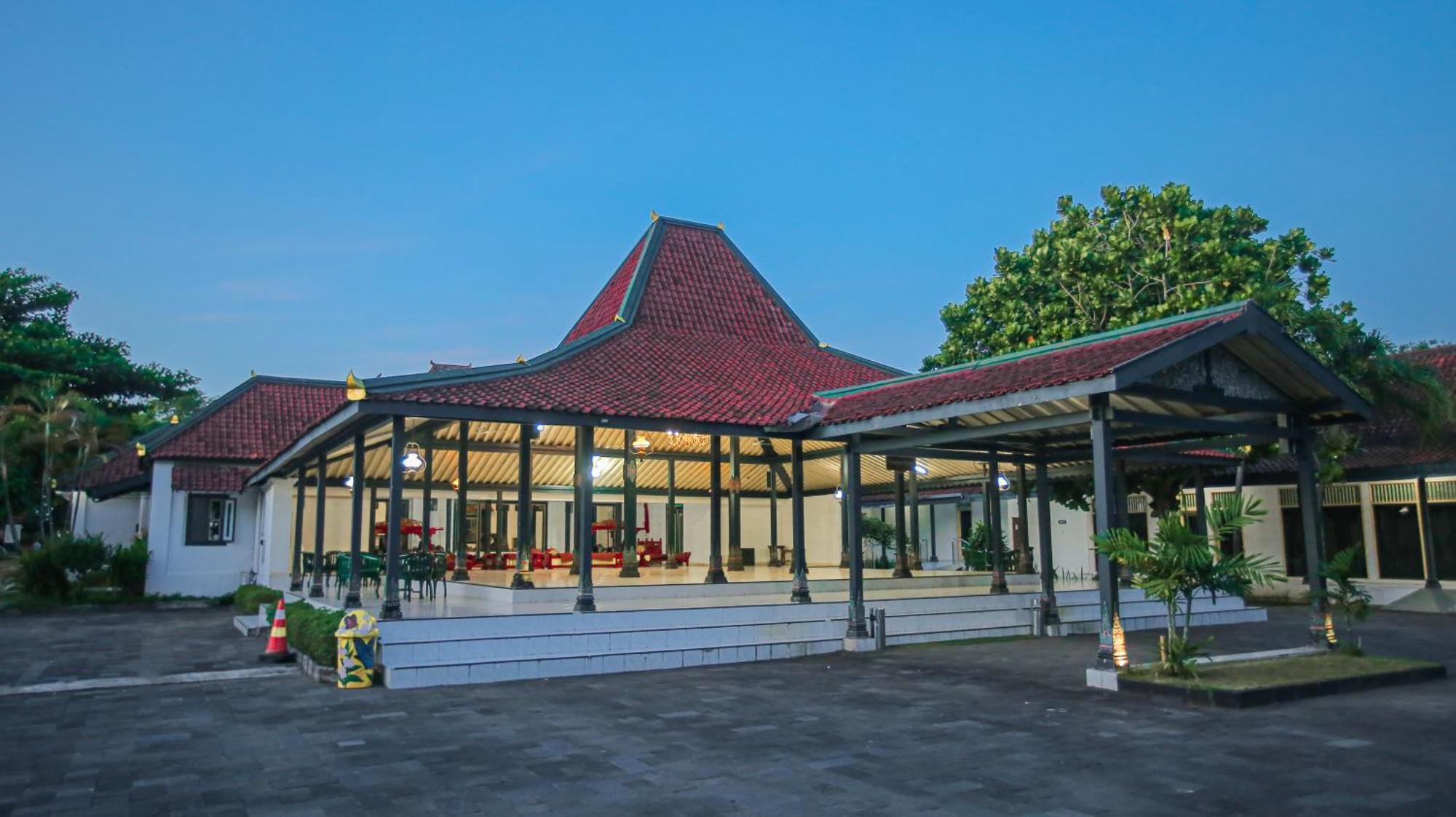 Royal Brongto Hotel Jogjacarta Exterior foto
