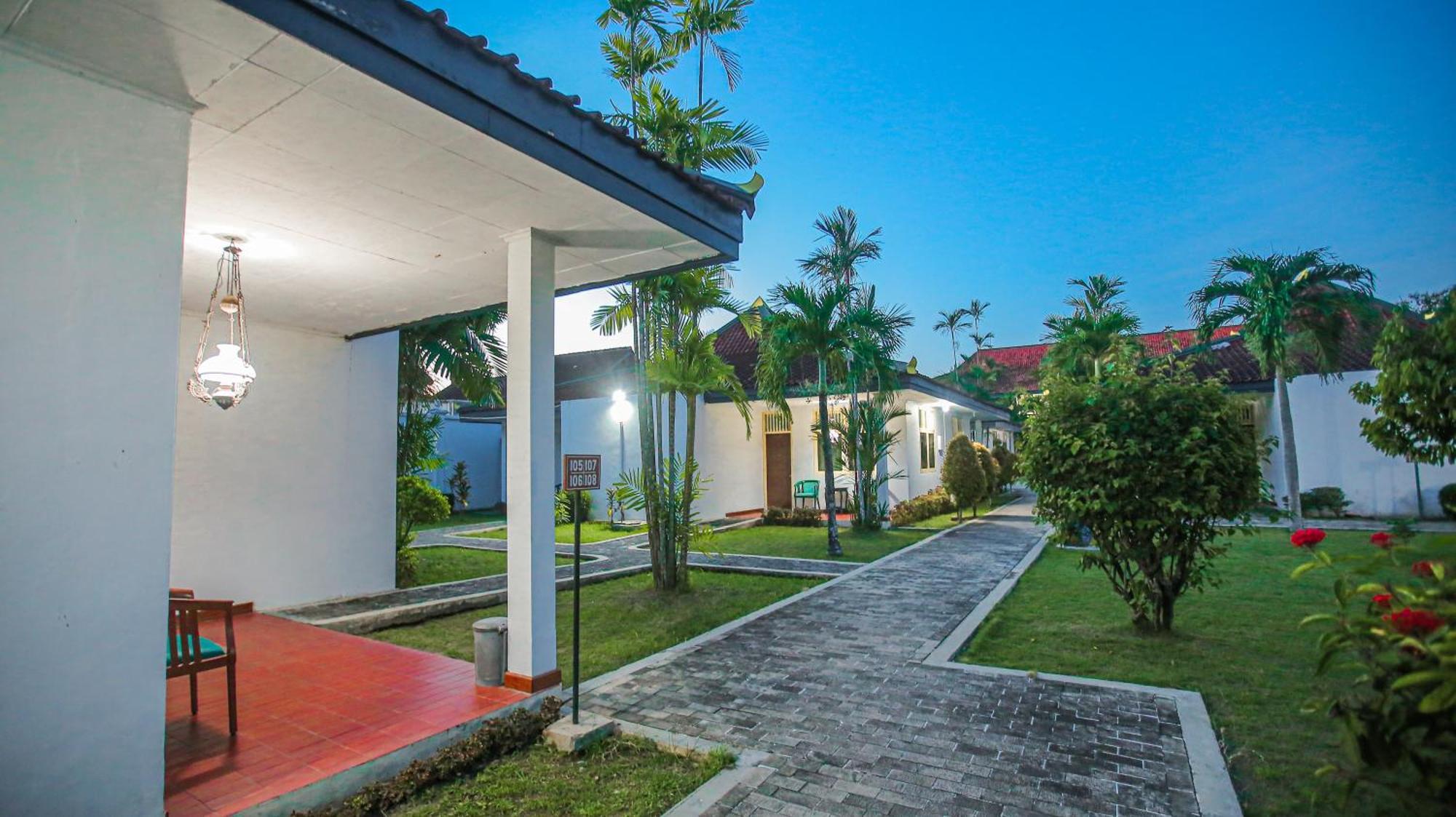 Royal Brongto Hotel Jogjacarta Exterior foto